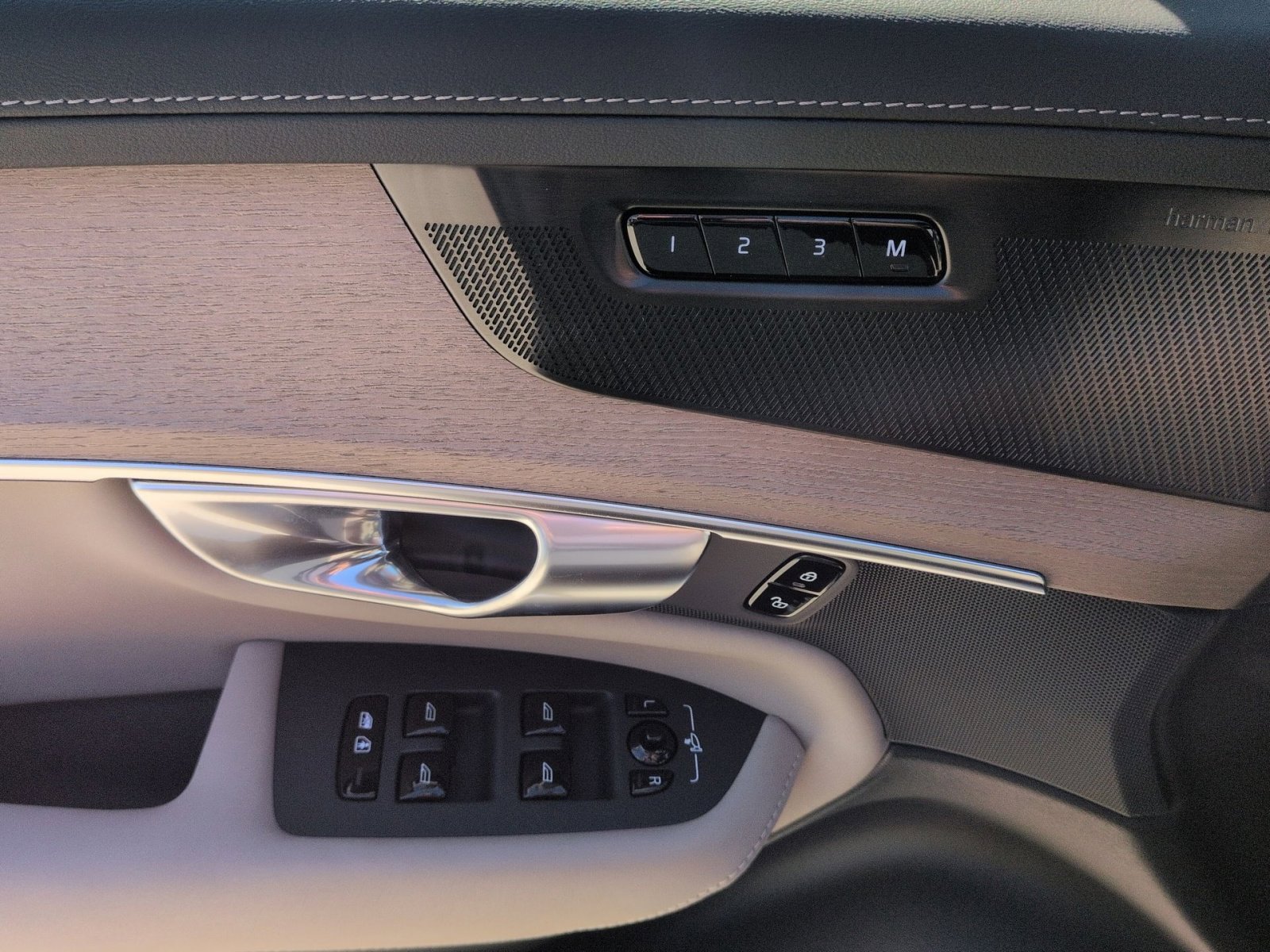 New 2026 Volvo XC90 B6 Ultra w/ Protection Package Premier image 15