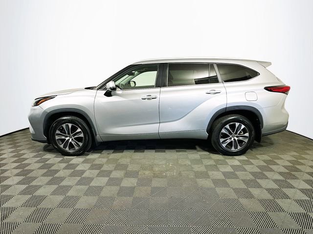 Certified 2023 Toyota Highlander XLE image 5
