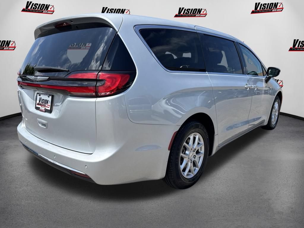 Used 2024 Chrysler Pacifica Touring-L FWD image 5