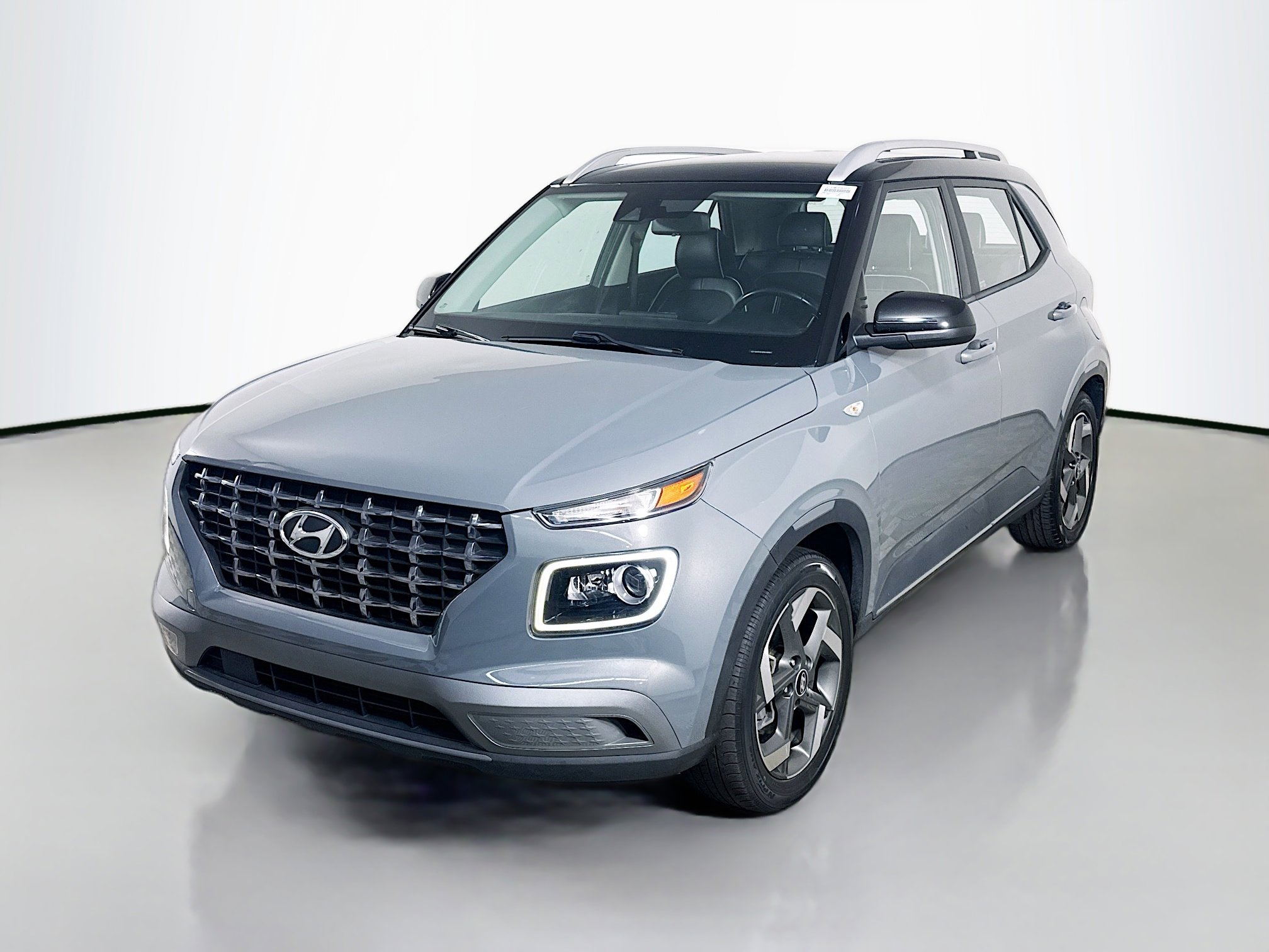 Used 2022 Hyundai Venue Limited w/ Cargo Package FWD image 4