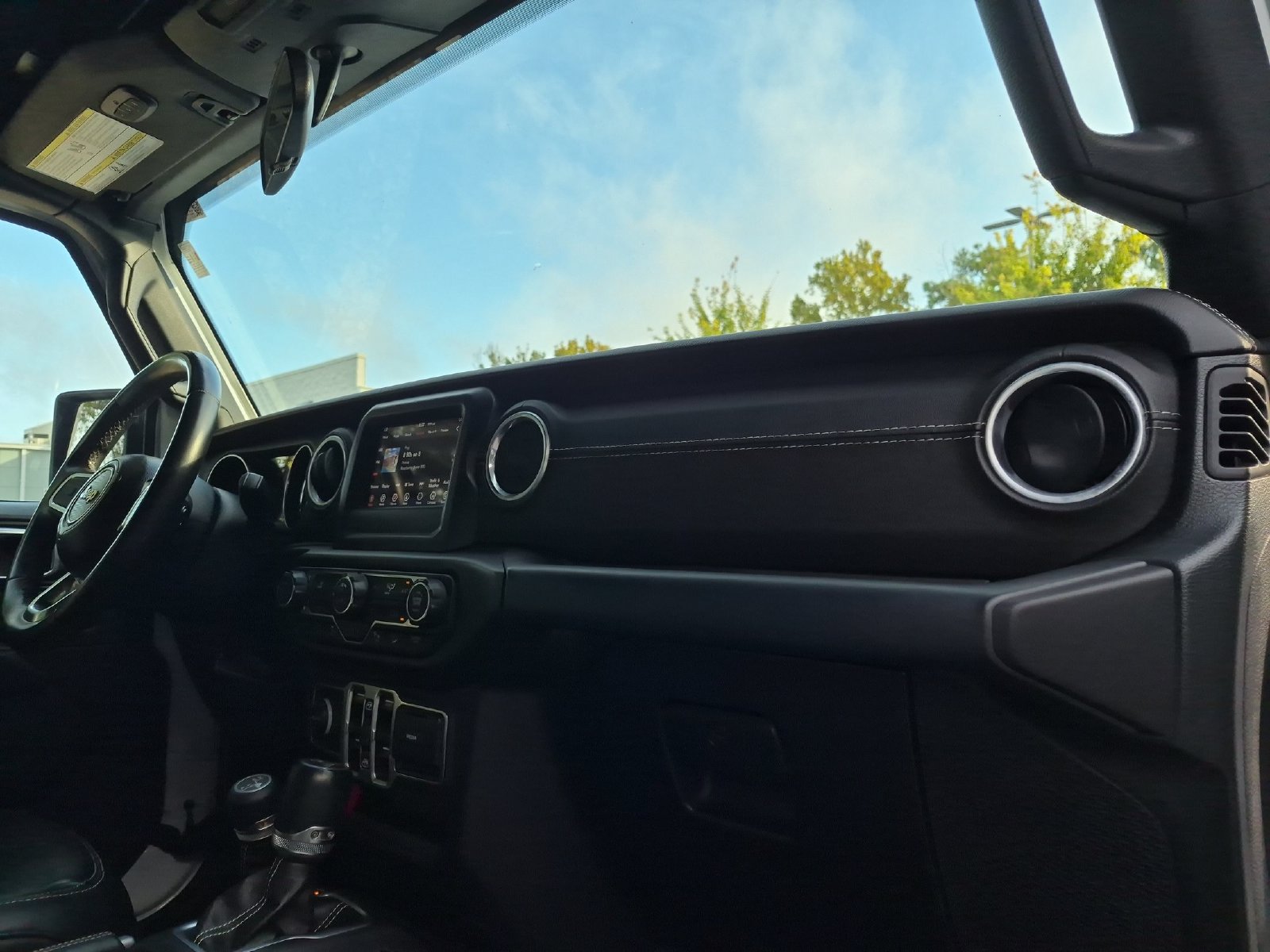 Used 2018 Jeep Wrangler Unlimited Sahara AWD/4WD image 32