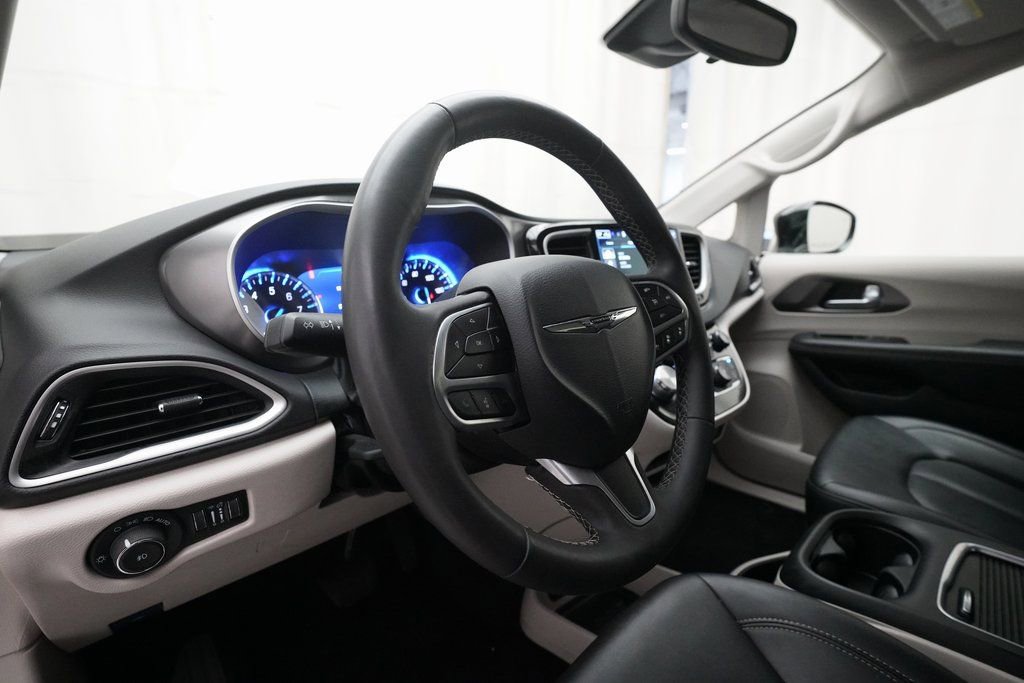 Used 2024 Chrysler Pacifica Touring-L image 8