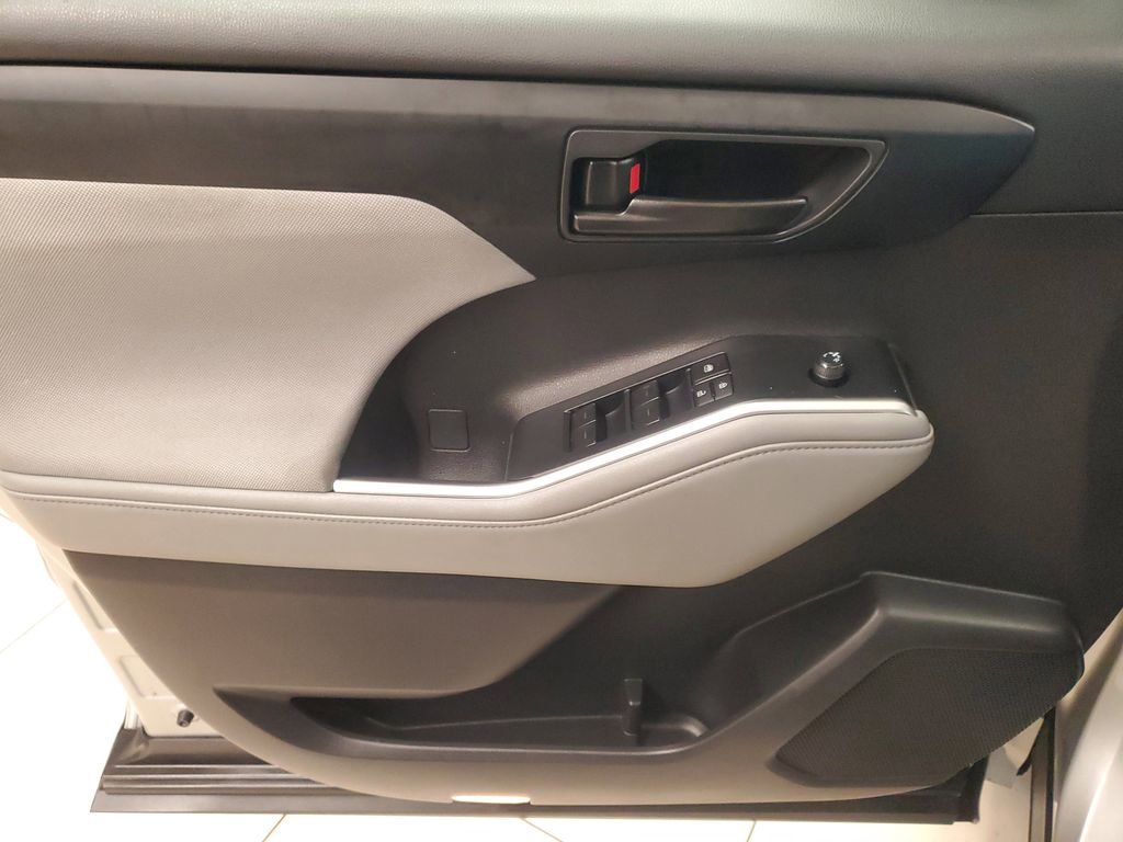 Used 2024 Toyota Highlander LE FWD image 19