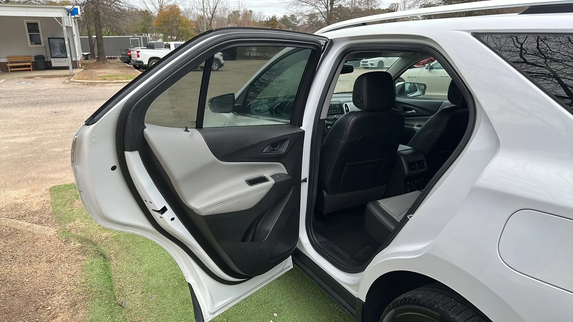 Used 2018 Chevrolet Equinox Premier FWD image 19