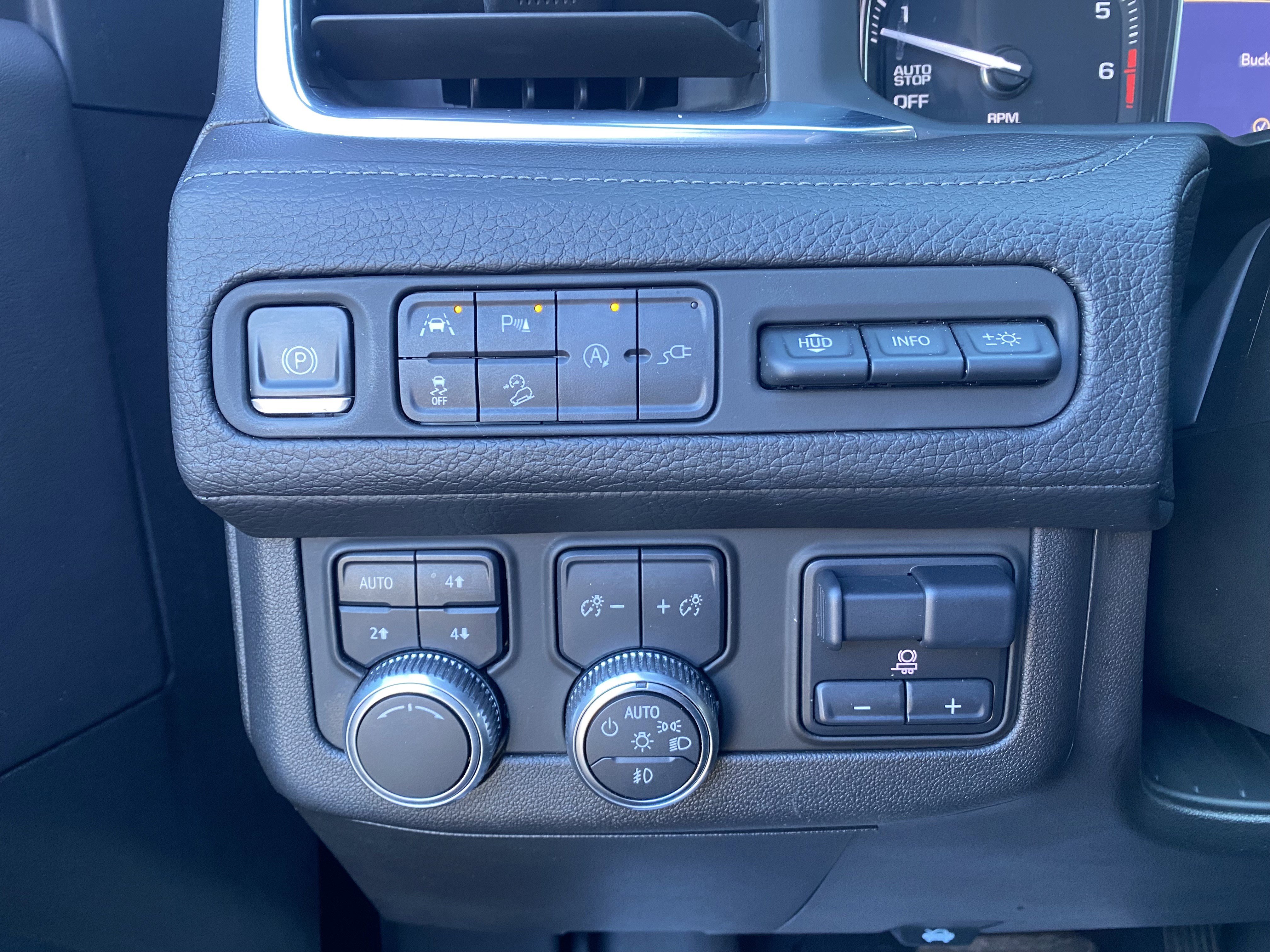 Used 2021 GMC Yukon Denali w/ Denali Premium Package image 18