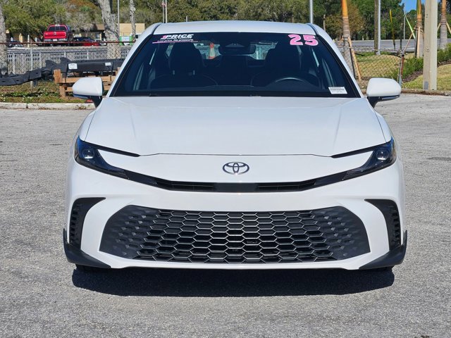 Used 2025 Toyota Camry SE w/ Convenience Package image 2