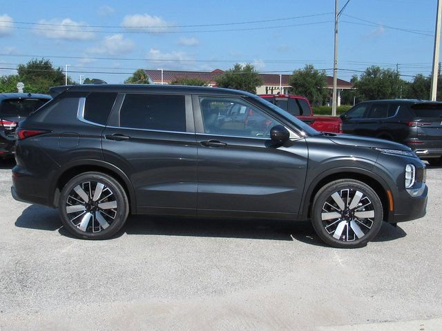 New 2025 Mitsubishi Outlander SE image 2