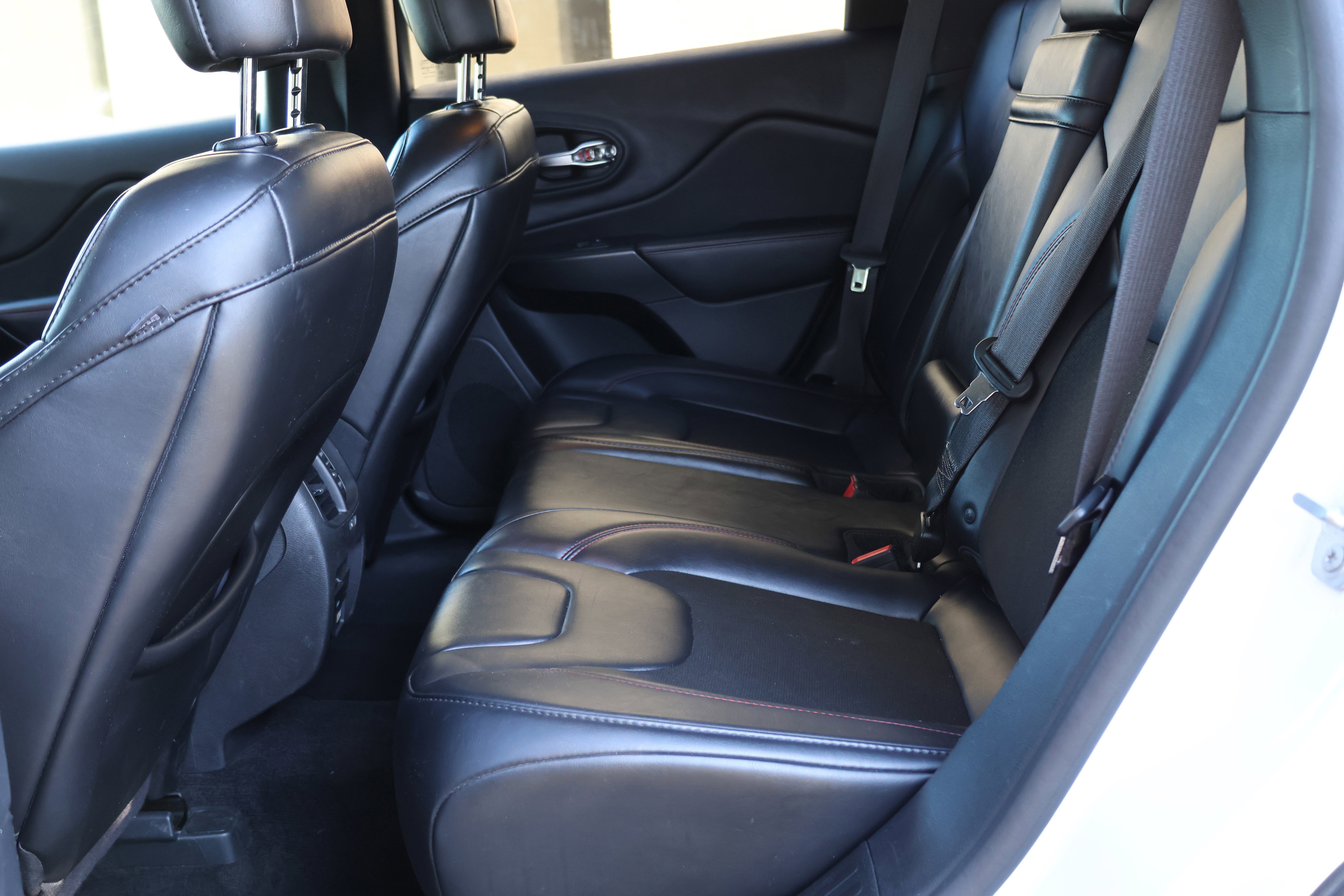 Used 2019 Jeep Cherokee Trailhawk AWD/4WD image 15