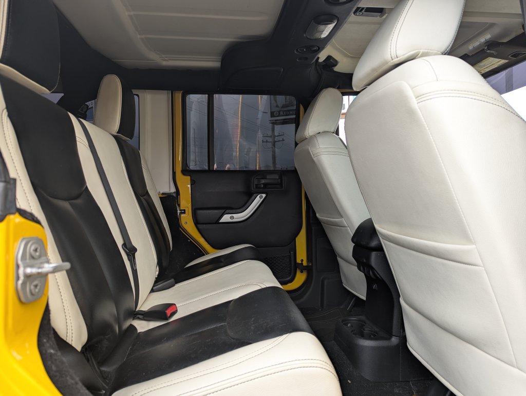 Used 2015 Jeep Wrangler Unlimited Sahara w/ Connectivity Group AWD/4WD image 30