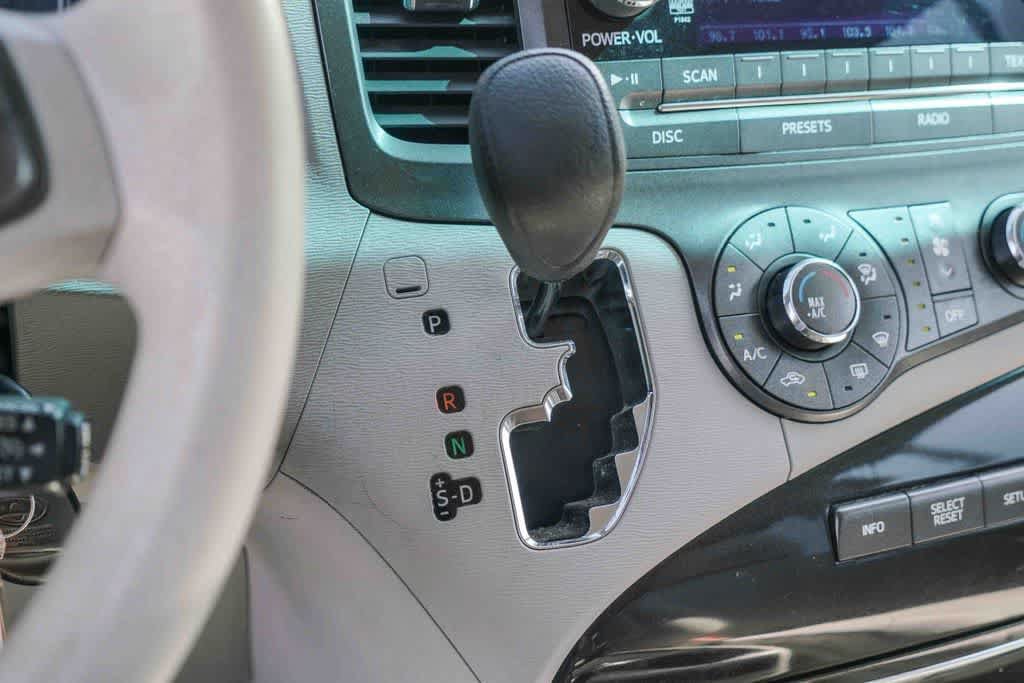 Used 2012 Toyota Sienna LE w/ Towing Pkg FWD image 18