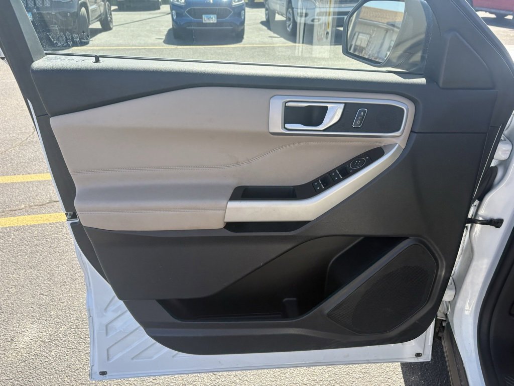 Used 2023 Ford Explorer XLT w/ Equipment Group 202A image 3