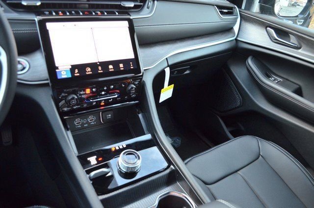 New 2025 Jeep Grand Cherokee Limited w/ Luxury Tech Group II image 21