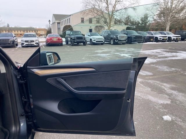 Used 2022 Tesla Model Y Long Range image 32