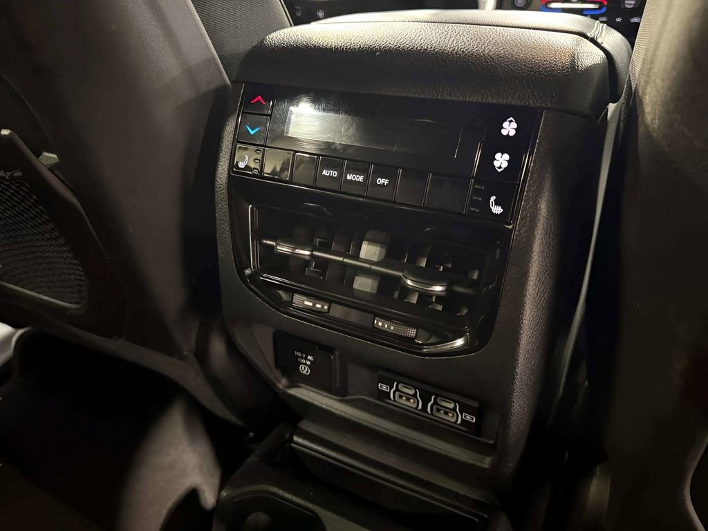 Used 2024 Jeep Grand Cherokee L Limited w/ Luxury Tech Group II AWD/4WD image 17