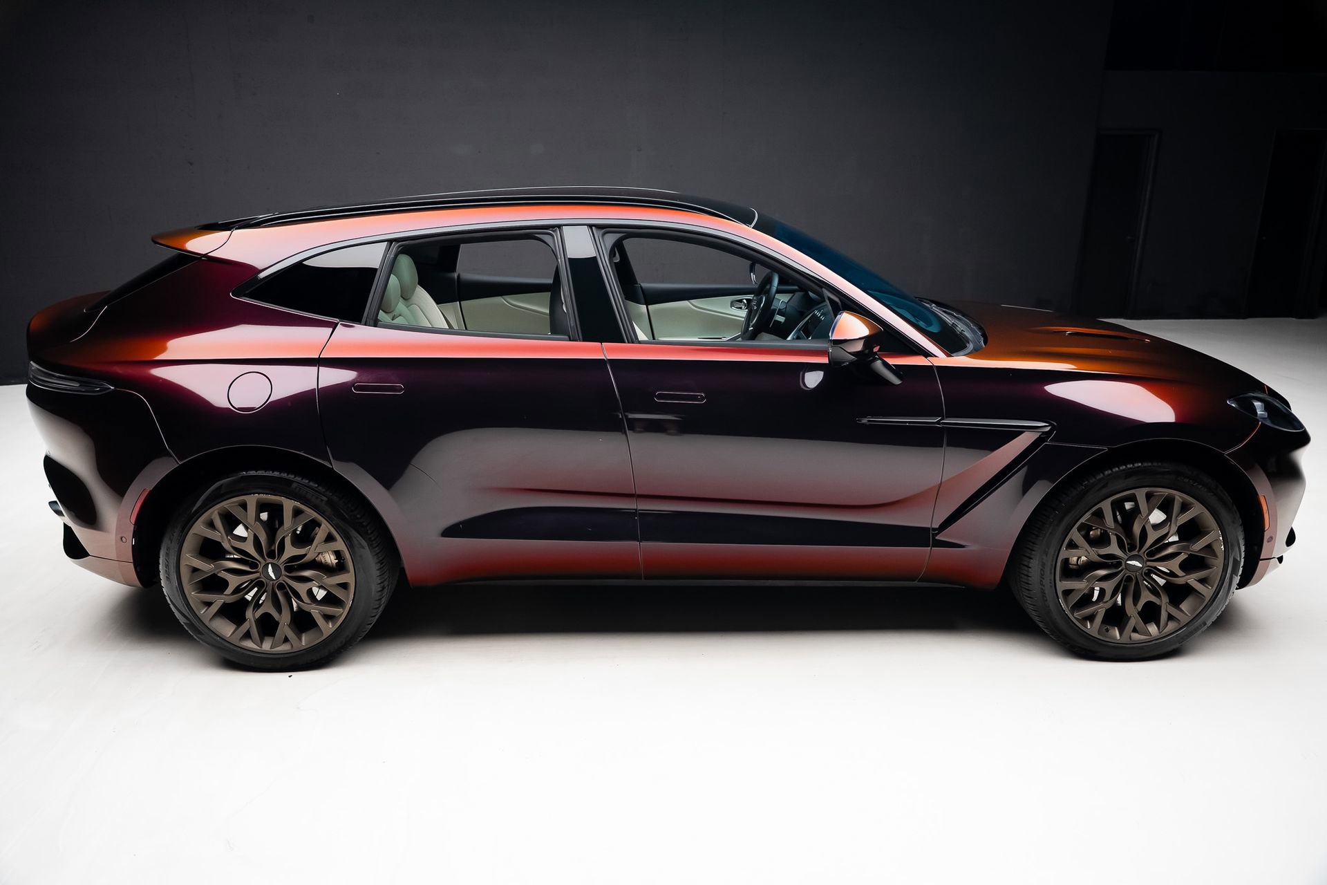 Used 2023 Aston Martin DBX AWD/4WD image 33