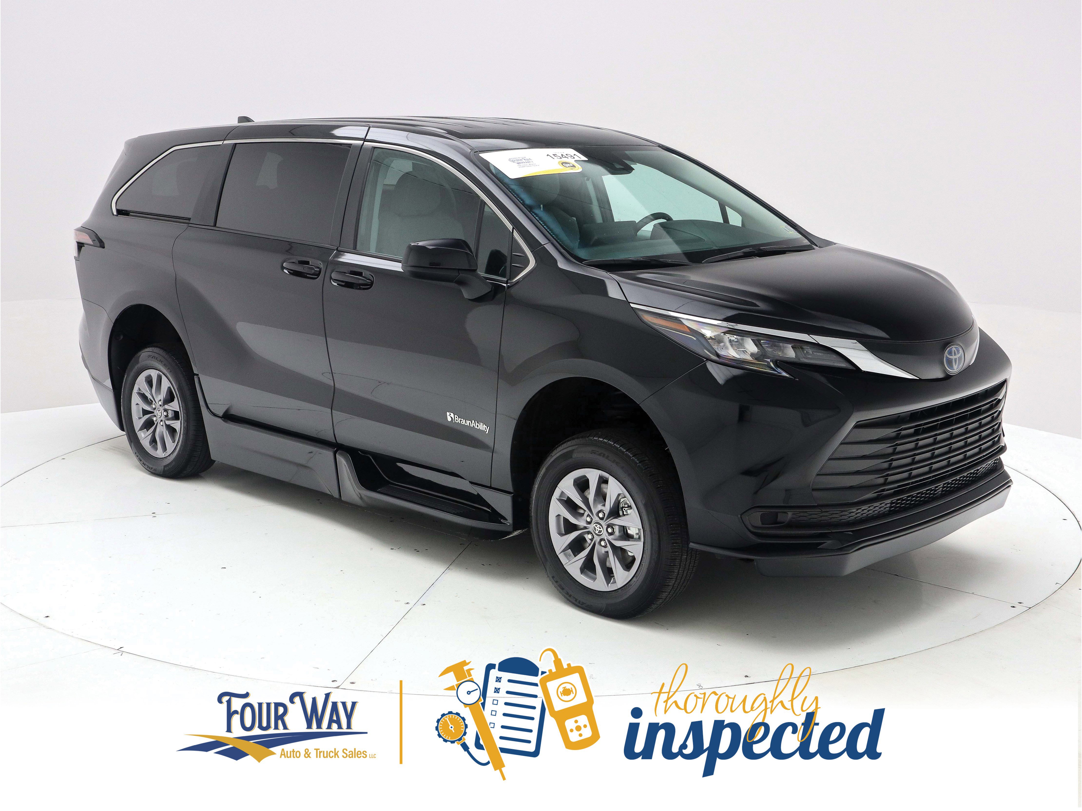 Used 2024 Toyota Sienna LE FWD image 3