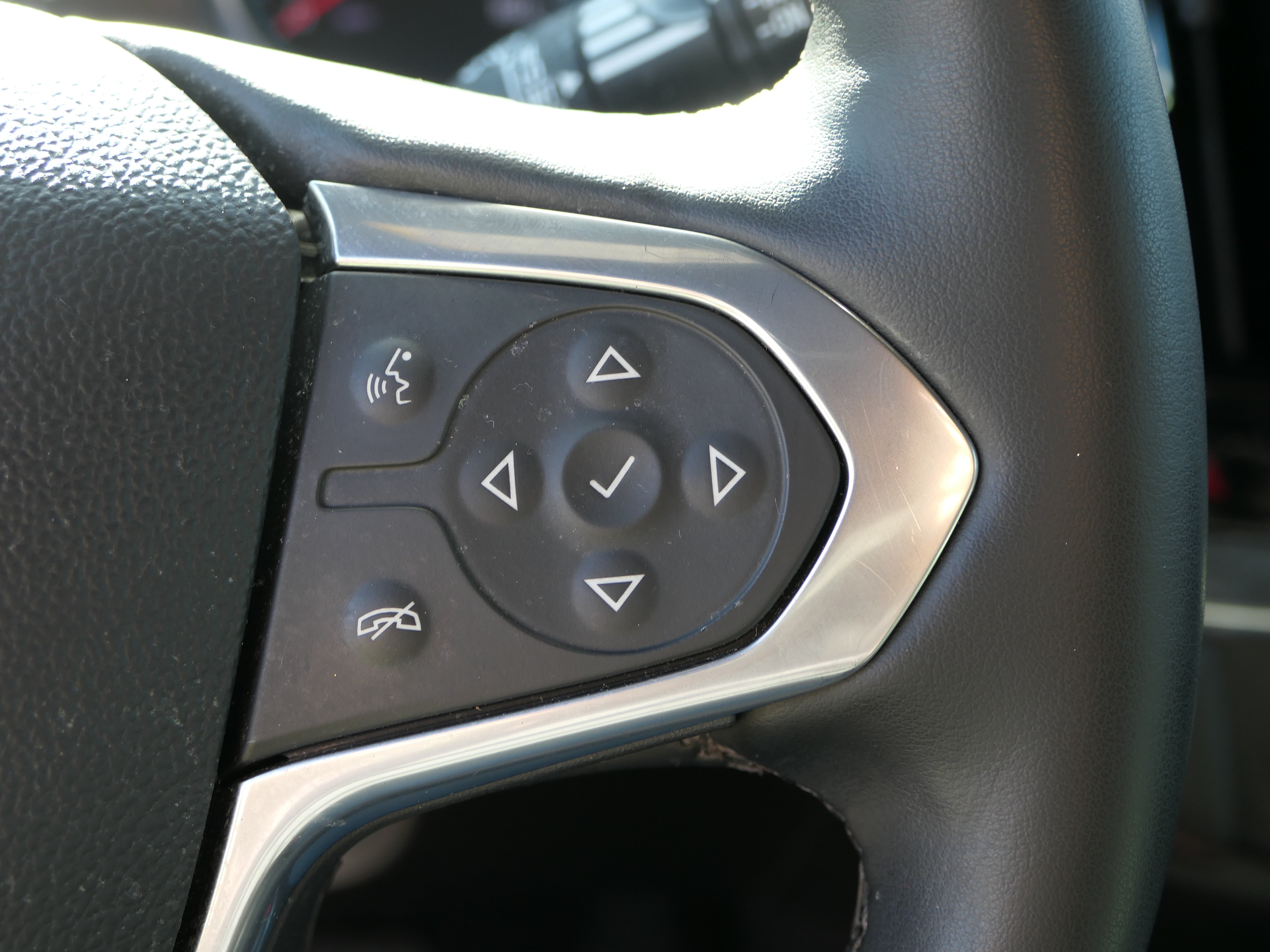 Used 2023 Chevrolet Traverse RS FWD image 16