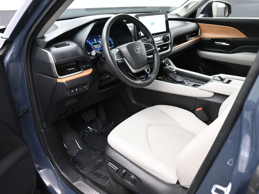Used 2024 Toyota Grand Highlander Limited image 2