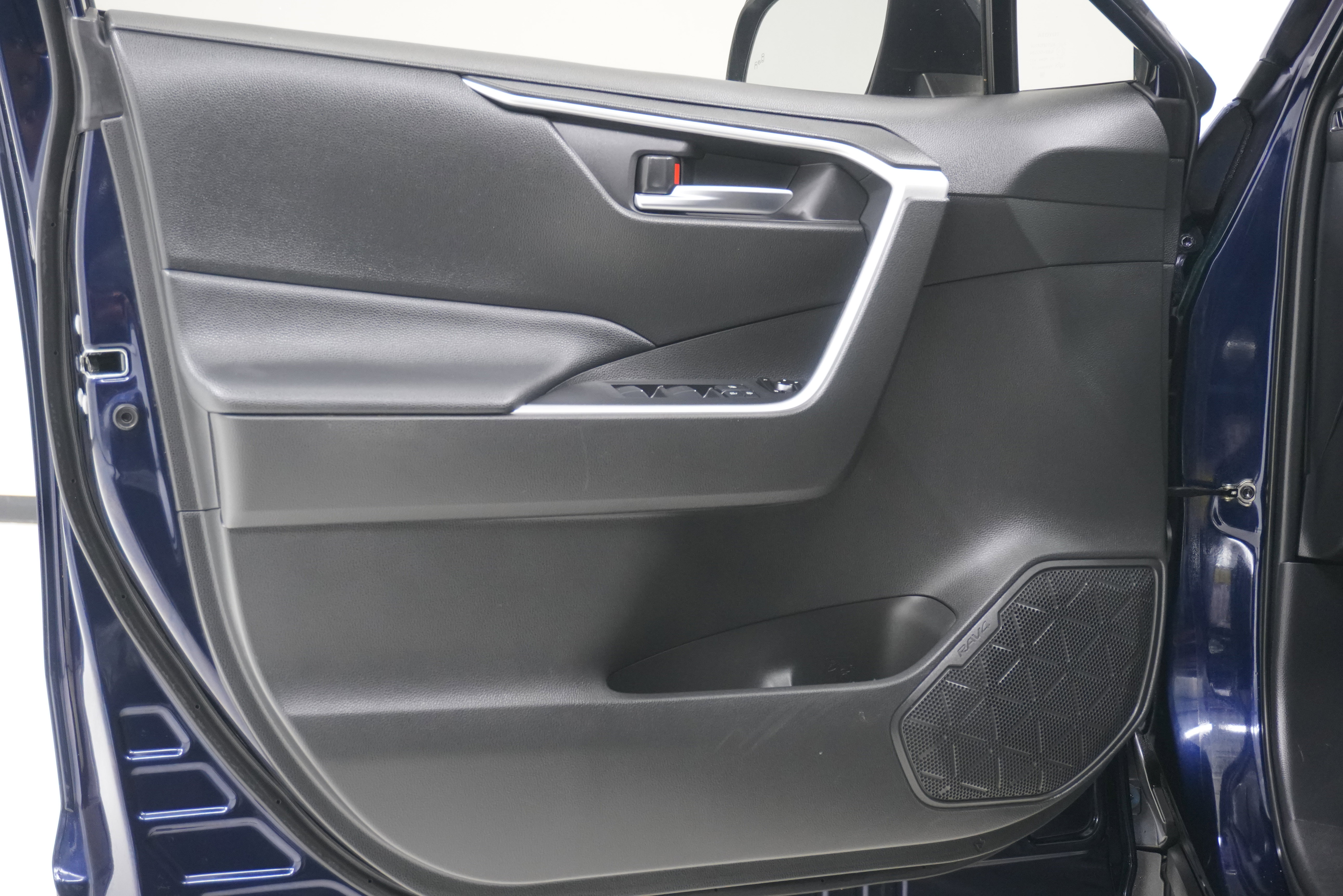 Used 2020 Toyota RAV4 XLE Premium image 13