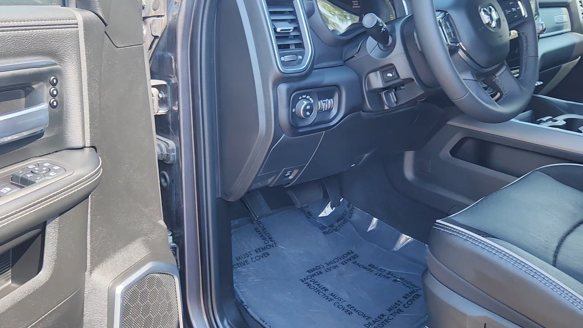 Used 2025 RAM 2500 Laramie AWD/4WD image 32