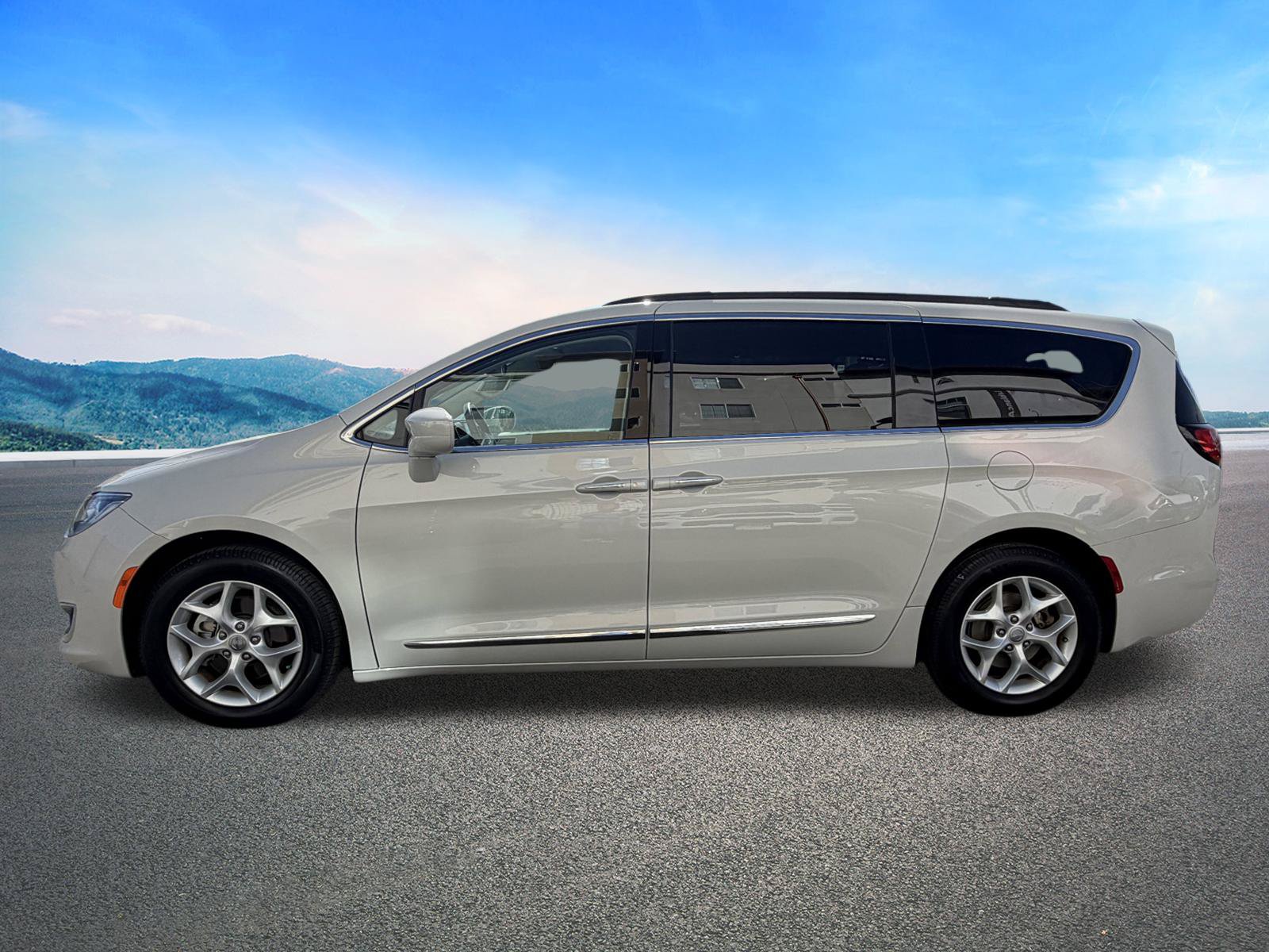 Certified 2017 Chrysler Pacifica Touring-L w/ Tire & Wheel Group FWD image 6