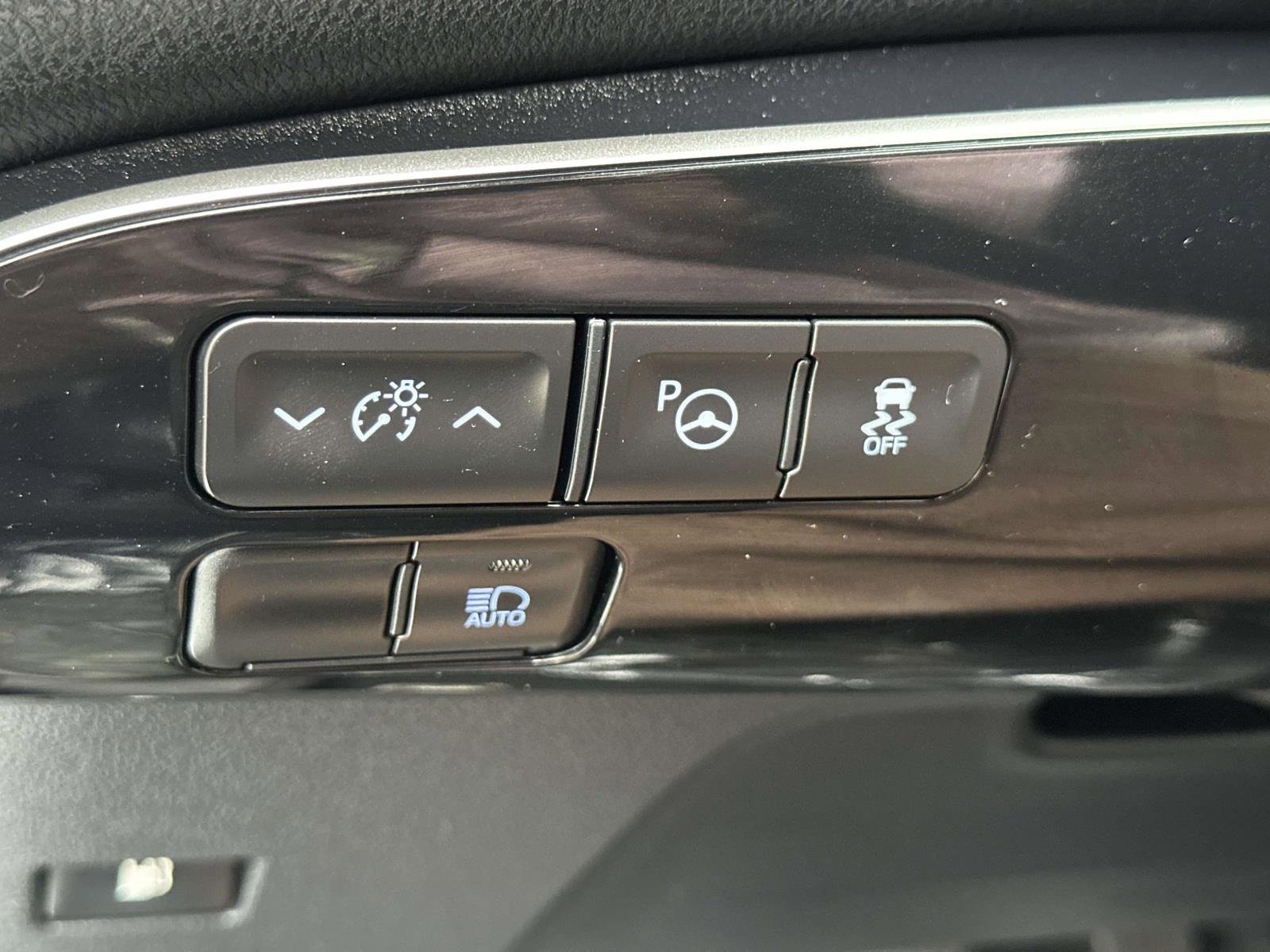 Used 2022 Toyota Prius LE image 18