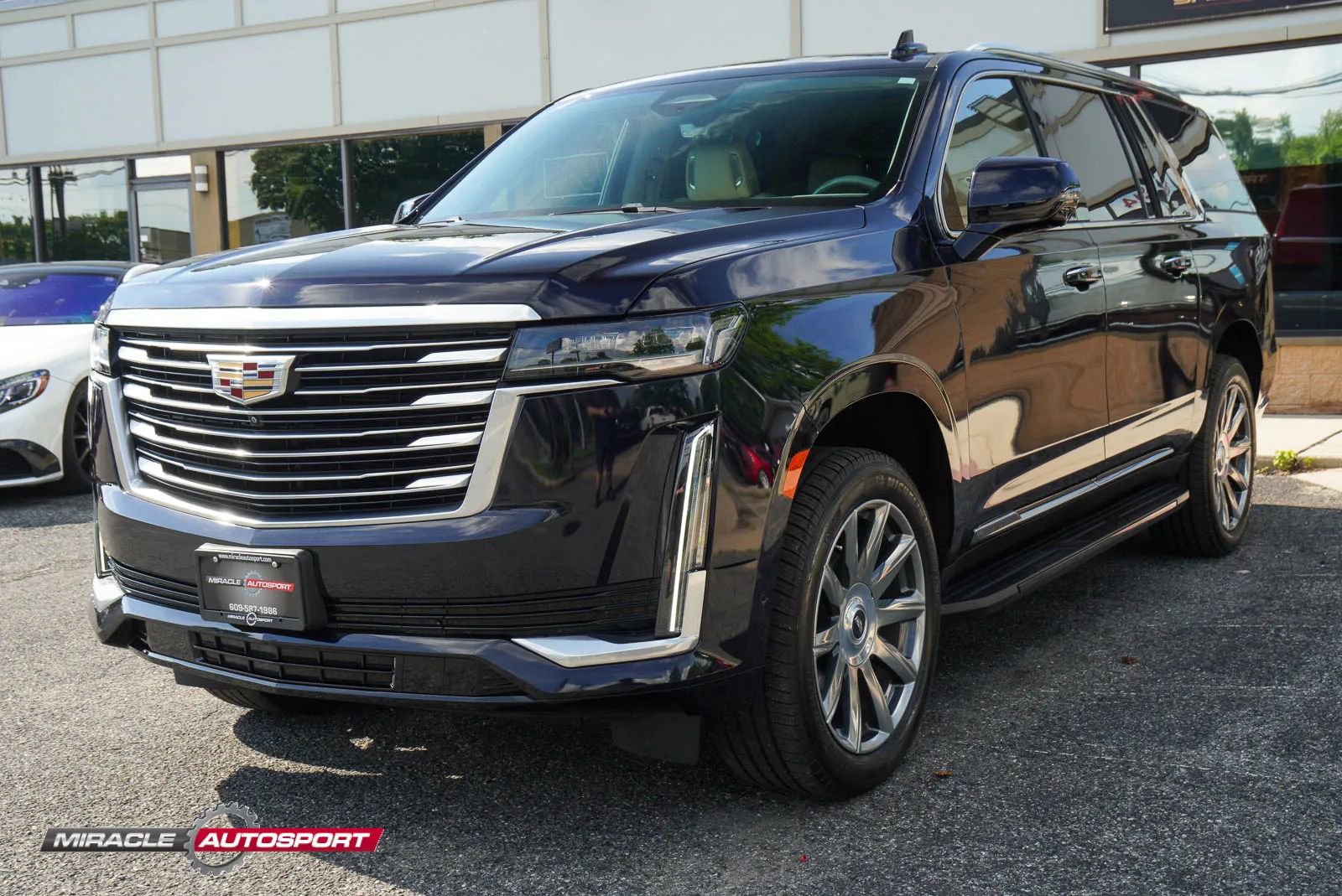 Used 2021 Cadillac Escalade ESV Premium Luxury Platinum AWD/4WD image 3