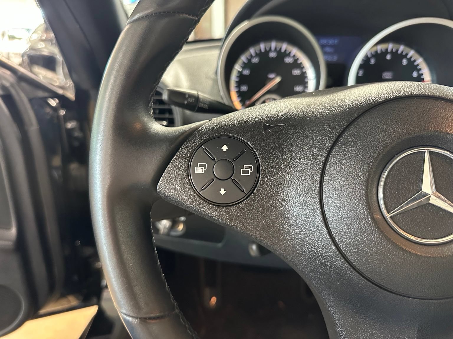 Used 2011 Mercedes-Benz SLK 300 image 18