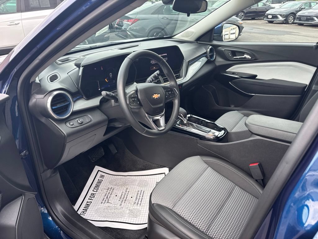 Used 2024 Chevrolet Trax LT w/ Sunroof Package FWD image 9