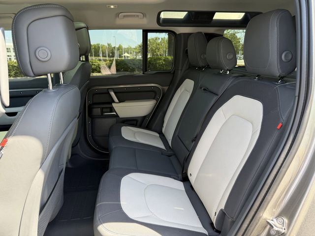 Used 2024 Land Rover Defender 110 X-Dynamic SE image 34