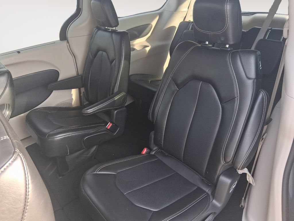 Used 2024 Chrysler Pacifica Touring-L FWD image 13