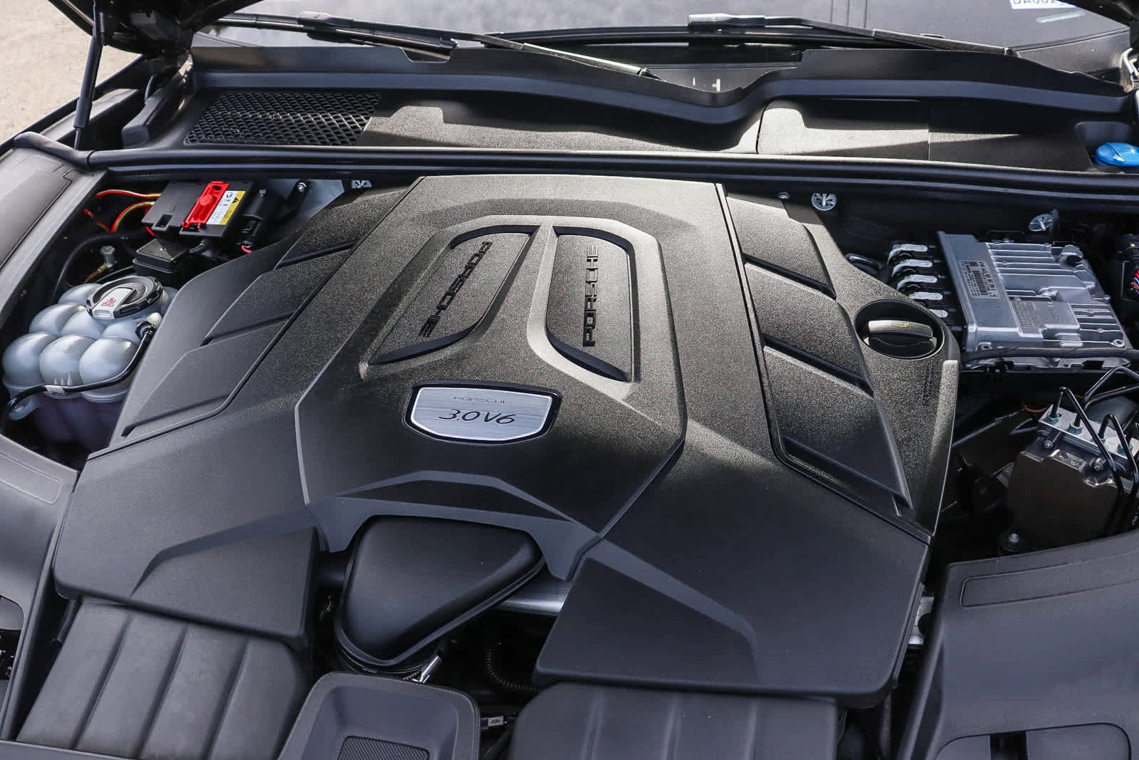 Used 2021 Porsche Cayenne w/ Driver Memory Package image 28