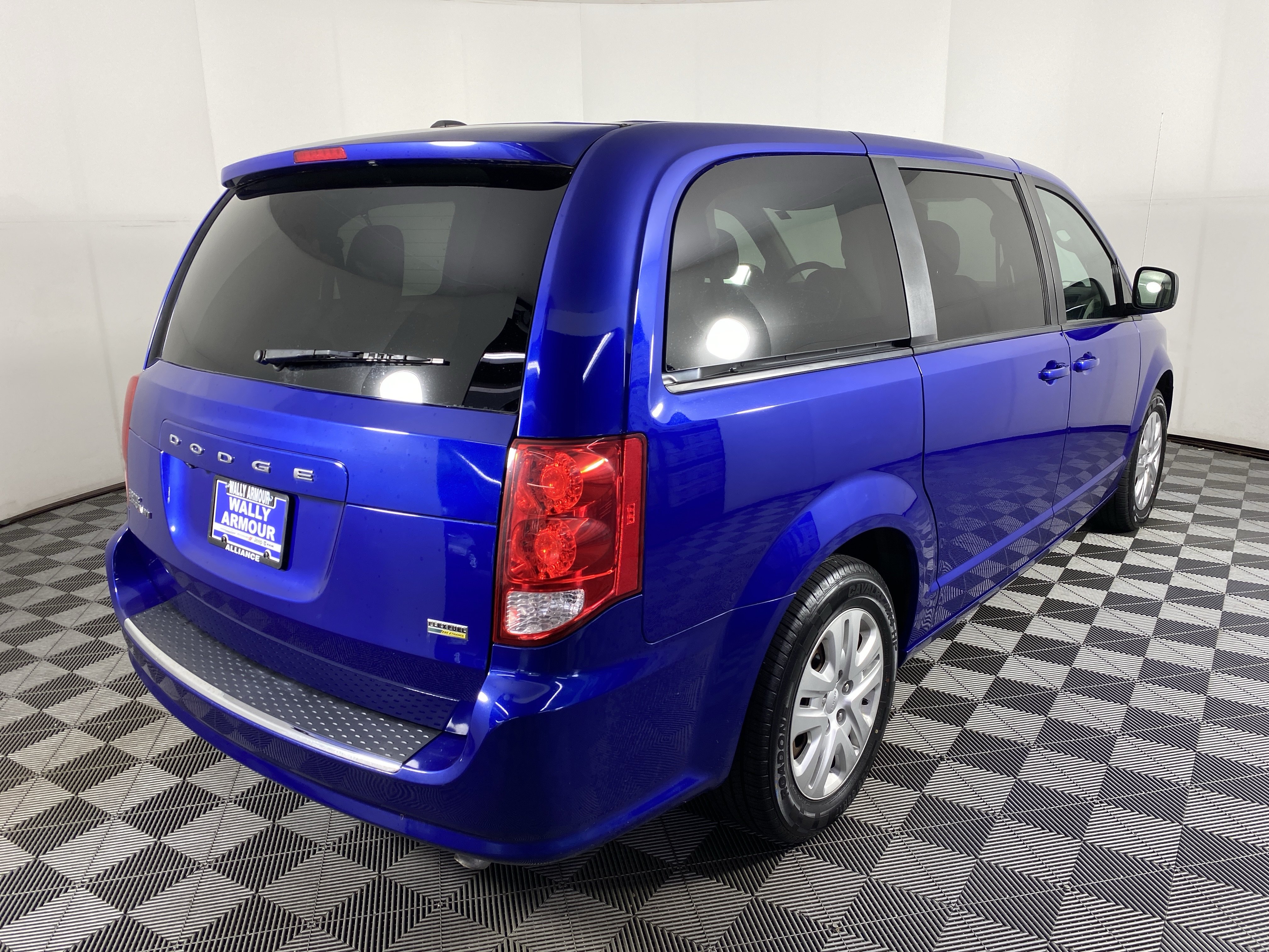 Used 2018 Dodge Grand Caravan SE w/ UConnect Hands-Free Group FWD image 6