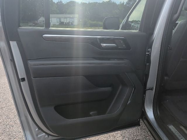 Used 2025 Chevrolet Suburban Z71 AWD/4WD image 14