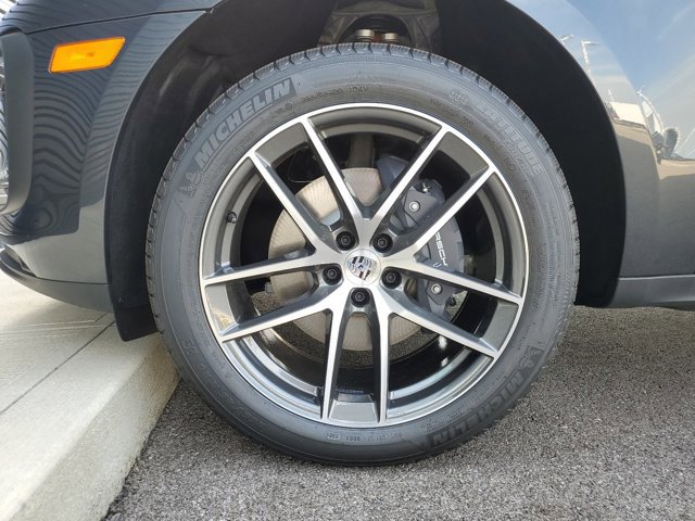 Used 2025 Porsche Macan image 11