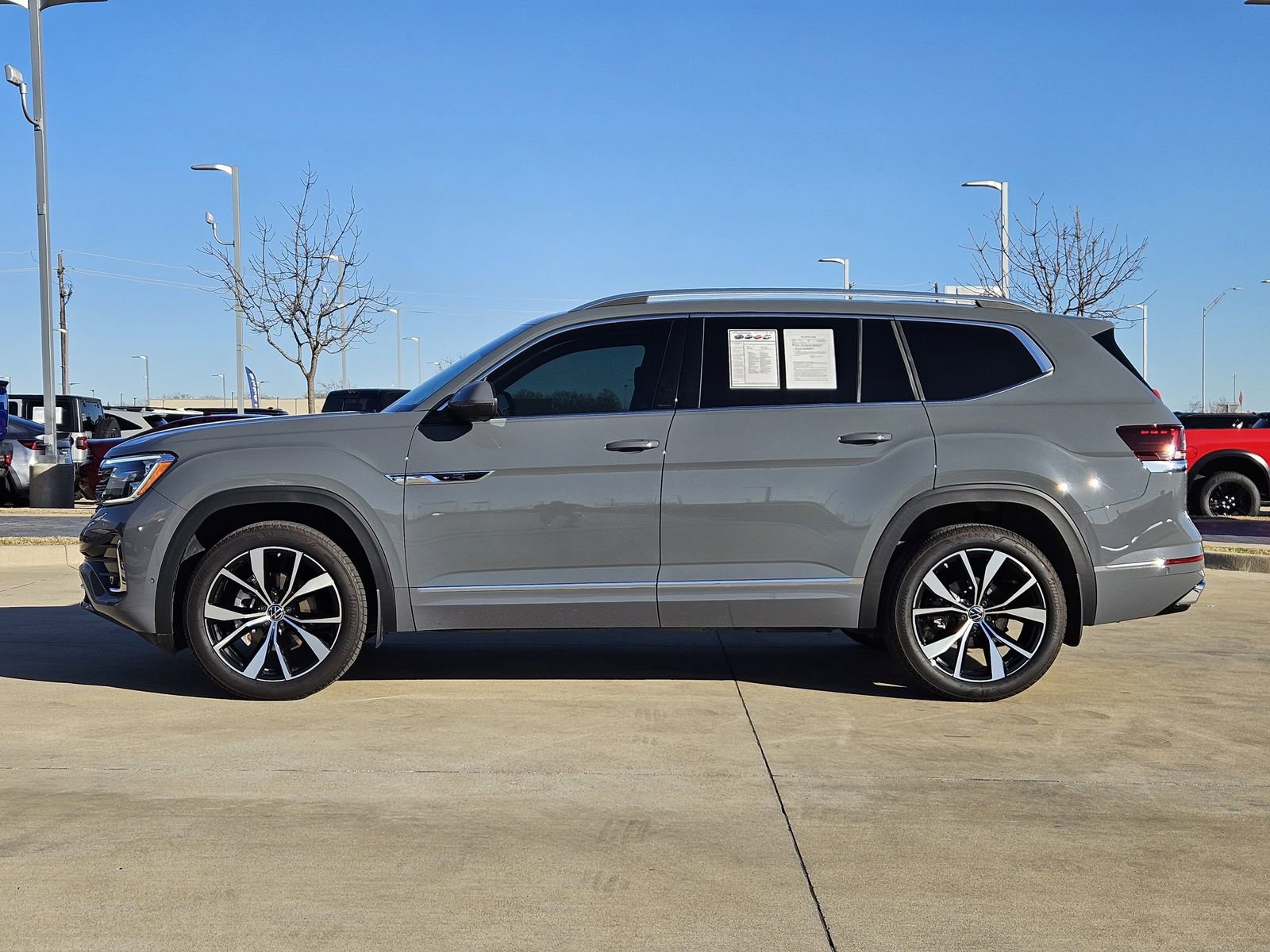 Used 2025 Volkswagen Atlas SEL Premium R-Line image 3