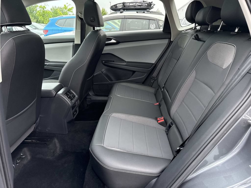 Used 2023 Volkswagen Taos SE w/ Panoramic Sunroof Package FWD image 11