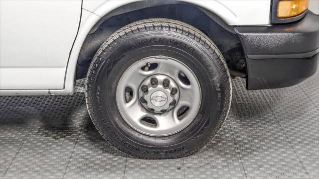 Used 2016 Chevrolet Express 2500 image 30