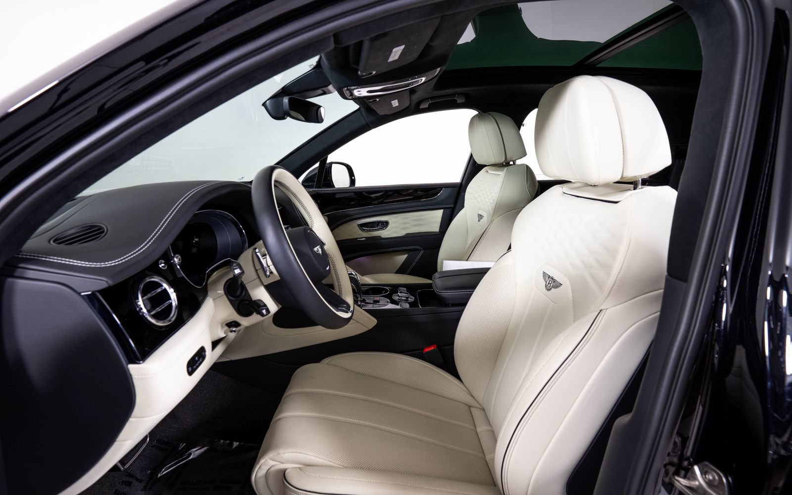 Used 2025 Bentley Bentayga AWD/4WD image 16