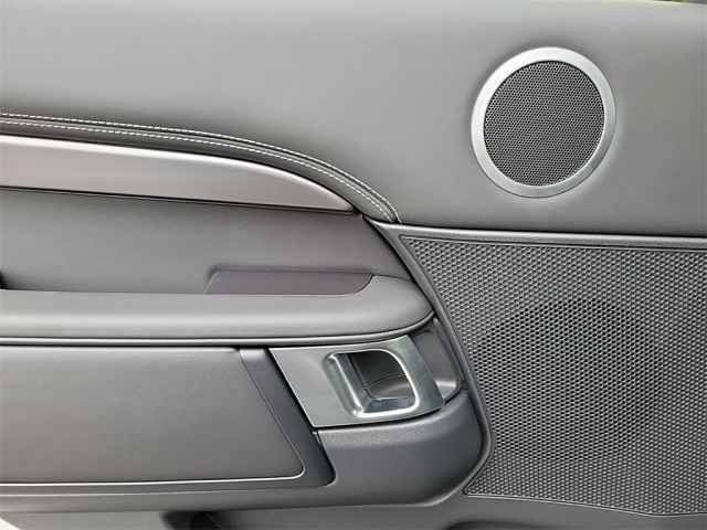New 2025 Land Rover Discovery Metropolitan Edition AWD/4WD image 16