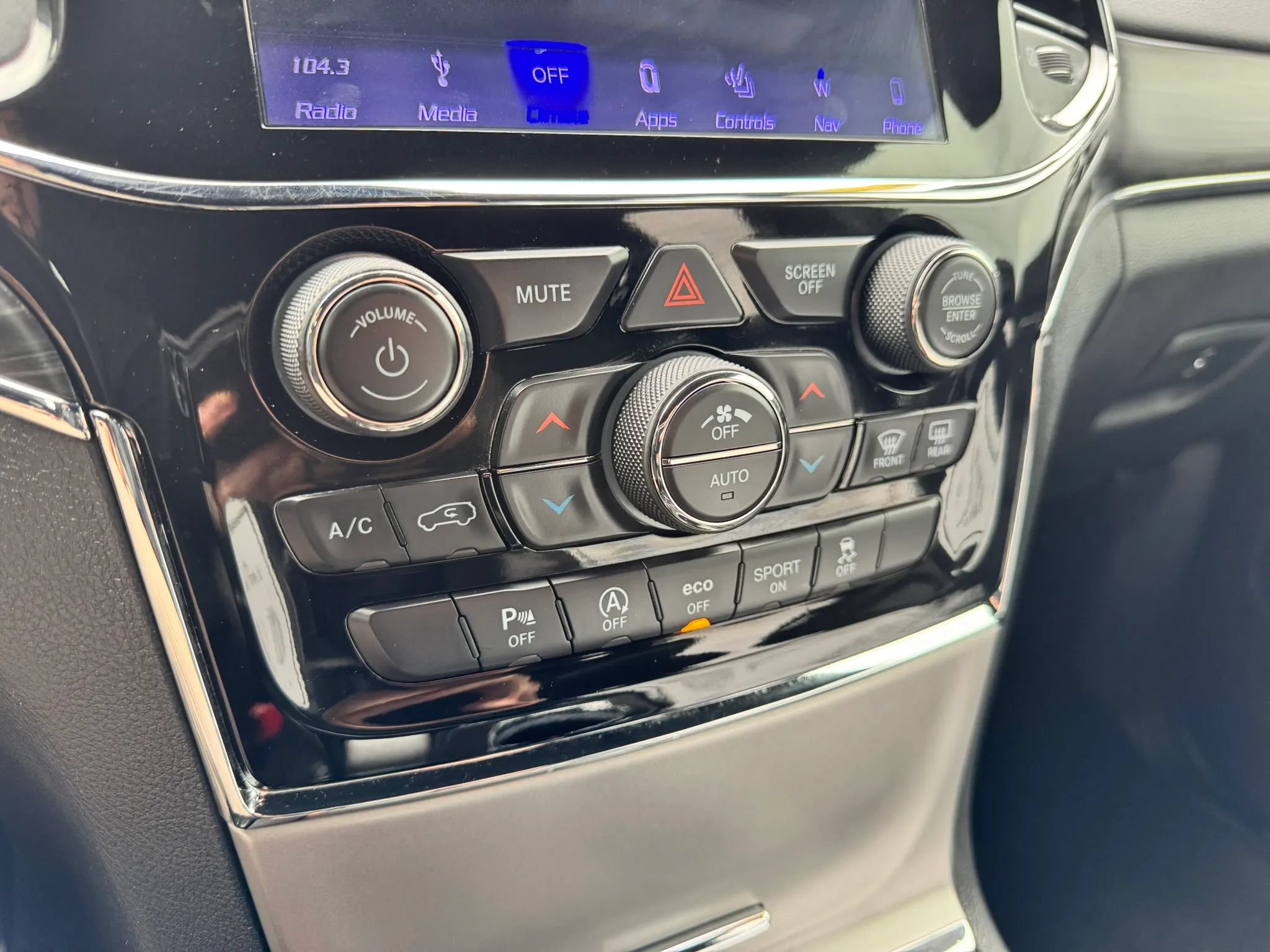 Used 2019 Jeep Grand Cherokee Limited w/ Luxury Group II AWD/4WD image 34