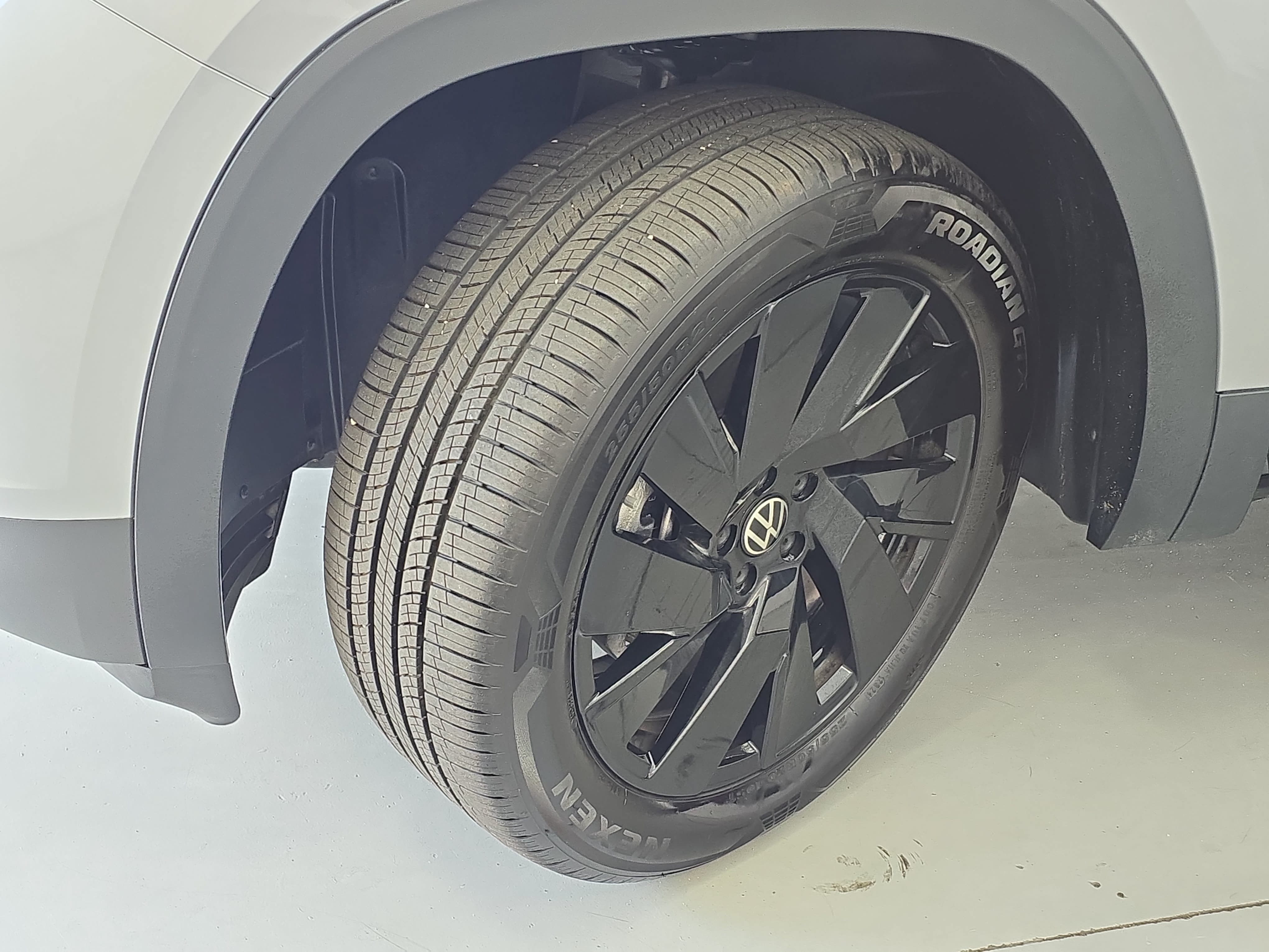 Certified 2025 Volkswagen Atlas Cross Sport SE w/ Panoramic Sunroof Package FWD image 33