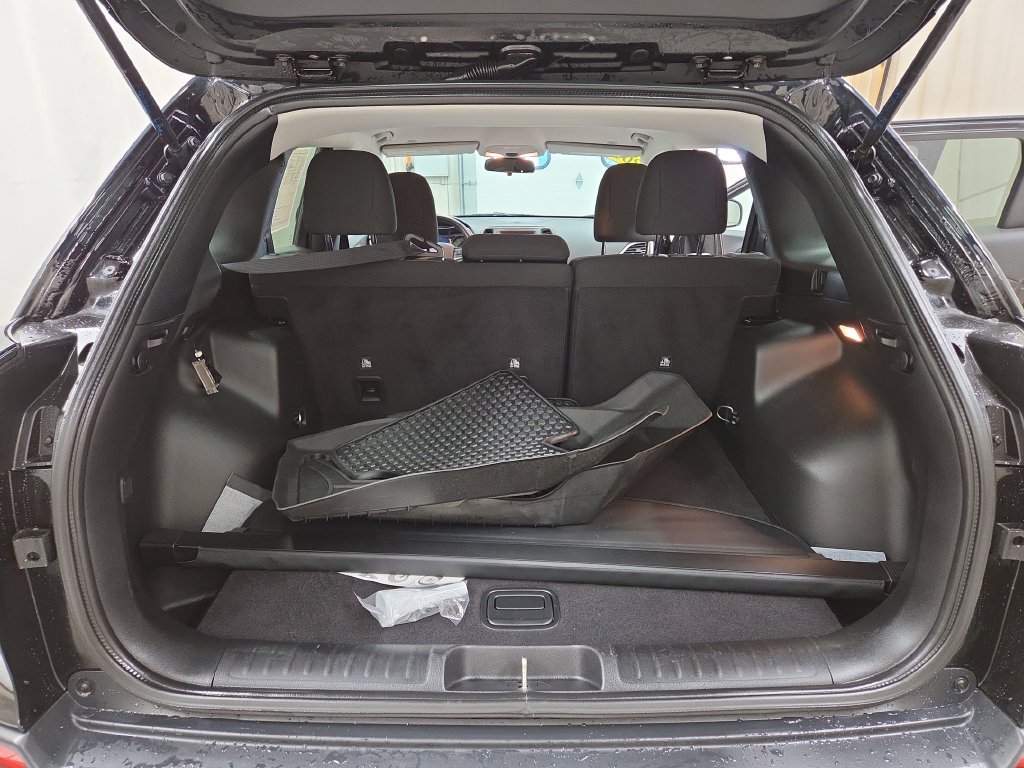 Used 2019 Jeep Cherokee Latitude w/ Cold Weather Group AWD/4WD image 9