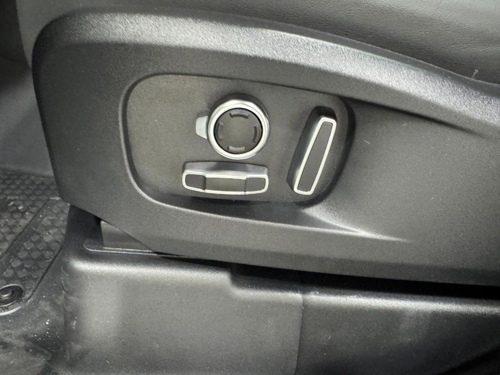 New 2026 Land Rover Defender 130 X-Dynamic SE image 28