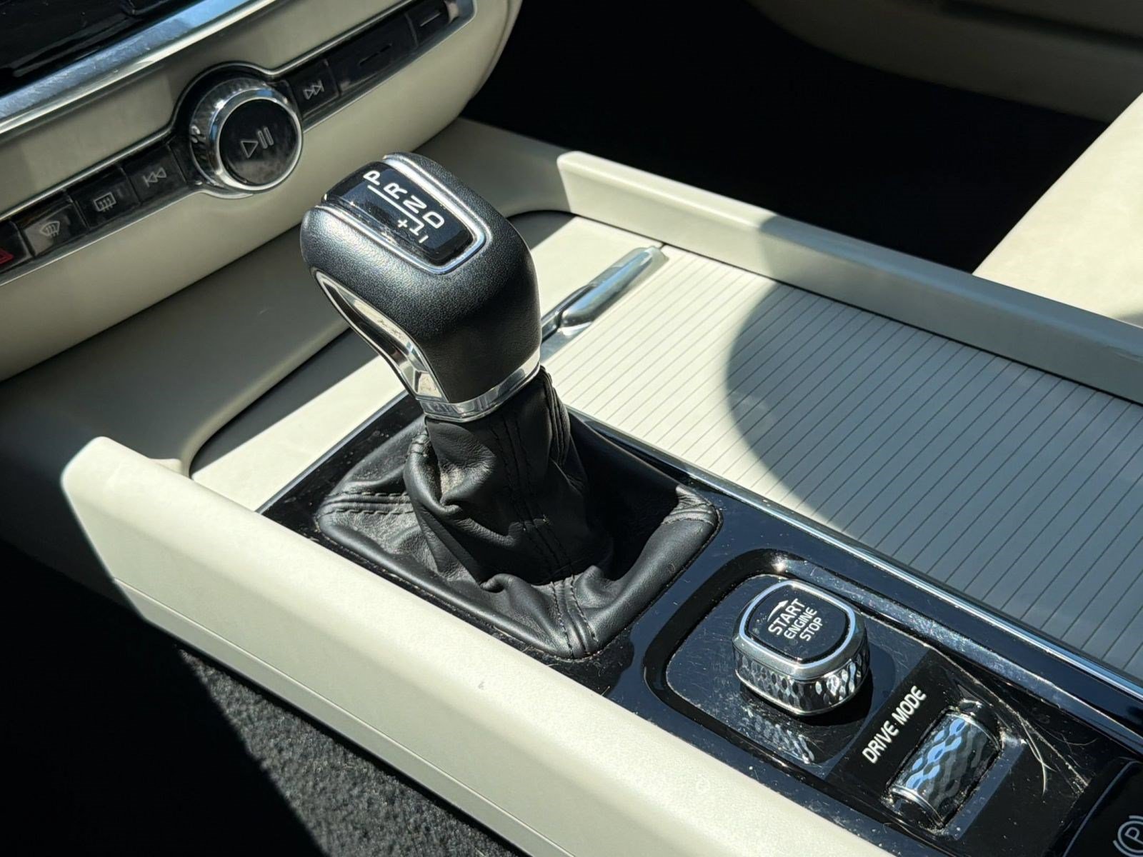 Used 2020 Volvo S60 T5 Momentum FWD image 16