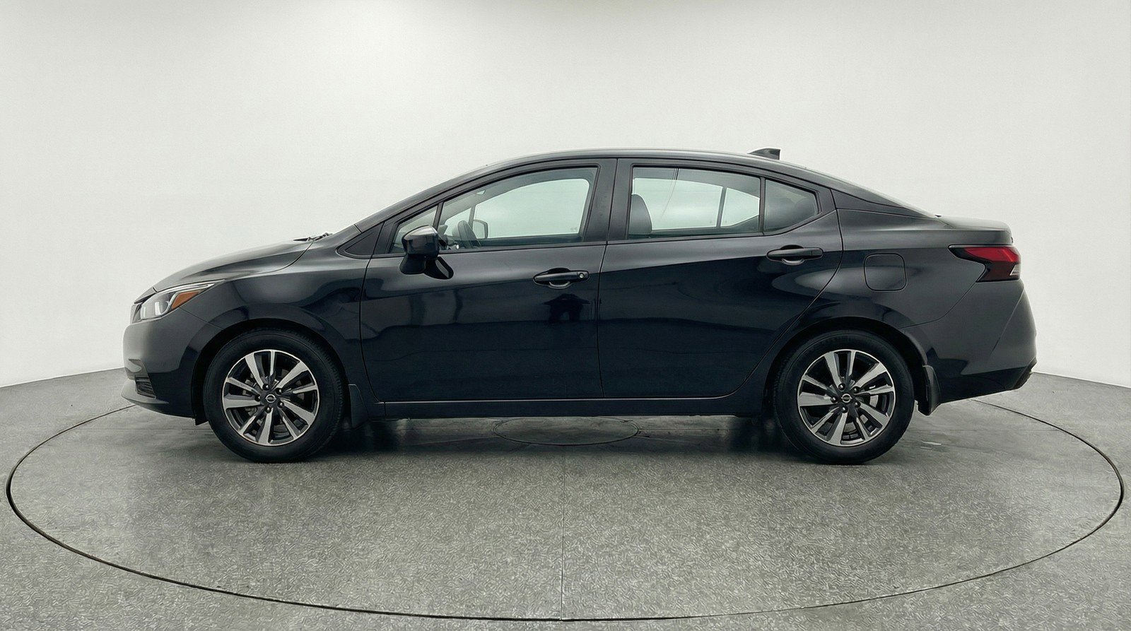 Used 2025 Nissan Versa SV FWD image 5