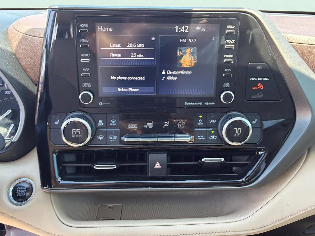 Used 2021 Toyota Highlander XLE FWD image 29