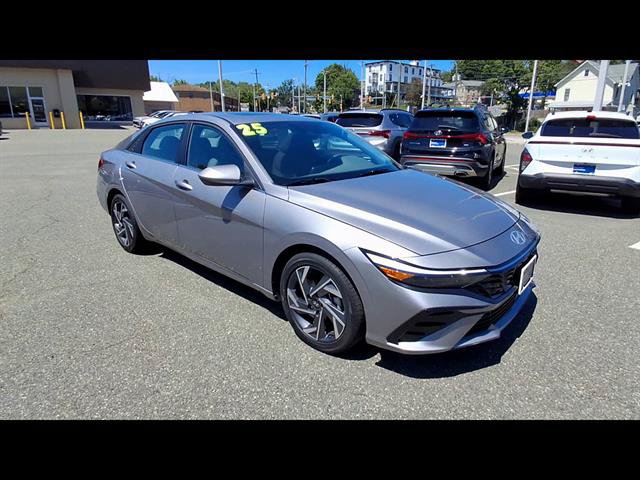 Certified 2025 Hyundai Elantra SEL FWD image 2