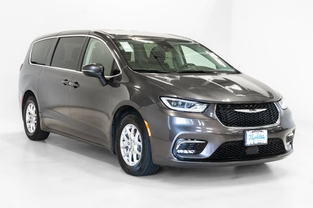 Used 2023 Chrysler Pacifica Touring-L FWD image 6