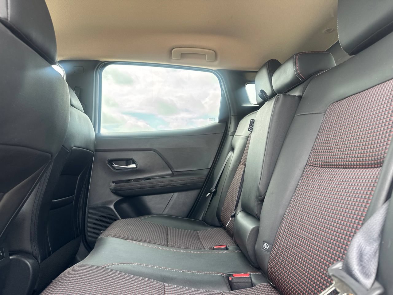 Certified 2025 Nissan Kicks SR FWD image 37